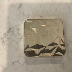 Cle De Peau highlighter in 203 sunset Brilliance